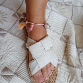 Szürke-bézs-barackszínű gömbös bokalánc, textilbogyó bokalánc, bokaékszer, lábdísz