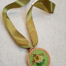 Hímzett zöld virág, hímzett ékszer, hímzett nyaklánc, modern hímzés, 3d hímzés