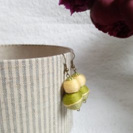 Barack-zöld textilbogyó fülbevaló, fonalékszer, textil fülbevaló