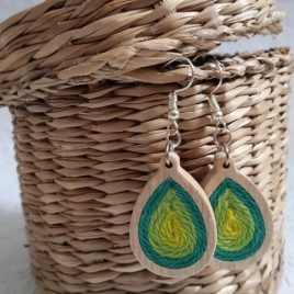 ELKELT Mini csepp alakú zöld árnyalatban fülbevaló,textil egyedi fülbevaló, fonal fülbevaló